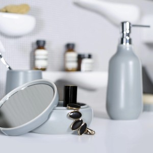 Weißer Spirella Elements Seifenspender Sense aus Keramik mit silberner Pumpe.