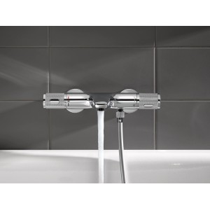 Grohe QuickFix Precision Feel Wannenarmatur mit Thermostat und Wasserlauf.