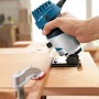 Bosch Professional GKF 600 Kantenfräse in Aktion beim Fräsen einer Holzkante.