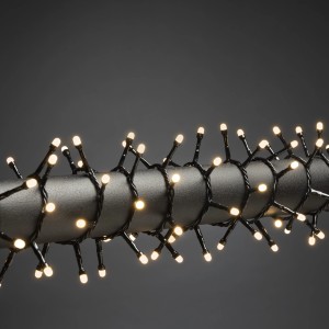 Konstsmide Micro LED Lichterkette mit 1000 gefrosteten, warmweißen Dioden für den Außenbereich.