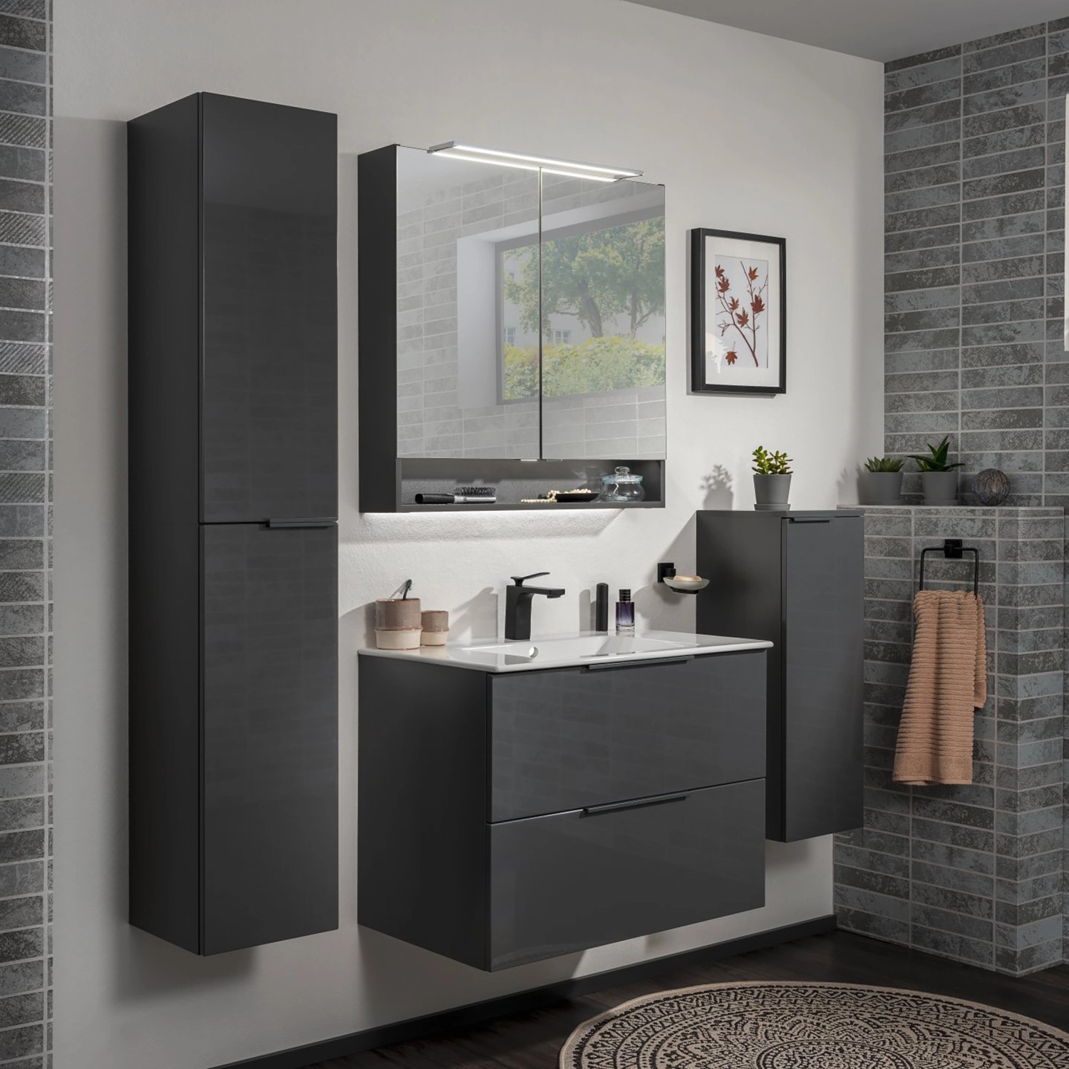Fackelmann Luna Bad-Hochschrank in Anthrazit, Teil eines Badezimmer-Sets mit Waschbeckenunterschrank und Spiegelschrank.