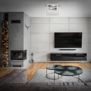 Eckige Briloner LED-Deckenleuchte Chrom-Alu im Wohnzimmer mit Kamin und TV.