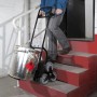 Westfalia Treppen-Sackkarre mit Fass auf Treppe, klappbar, 120 kg Tragkraft, ideal für Werkstatt.