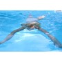 Frau schwimmt im Summer Fun Stahlwand Pool FERRARA Oval, blaues Wasser.