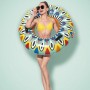 Frau mit Bestway Schwimmring Flirty Fiesta (Ø 94 cm) mit buntem Muster.