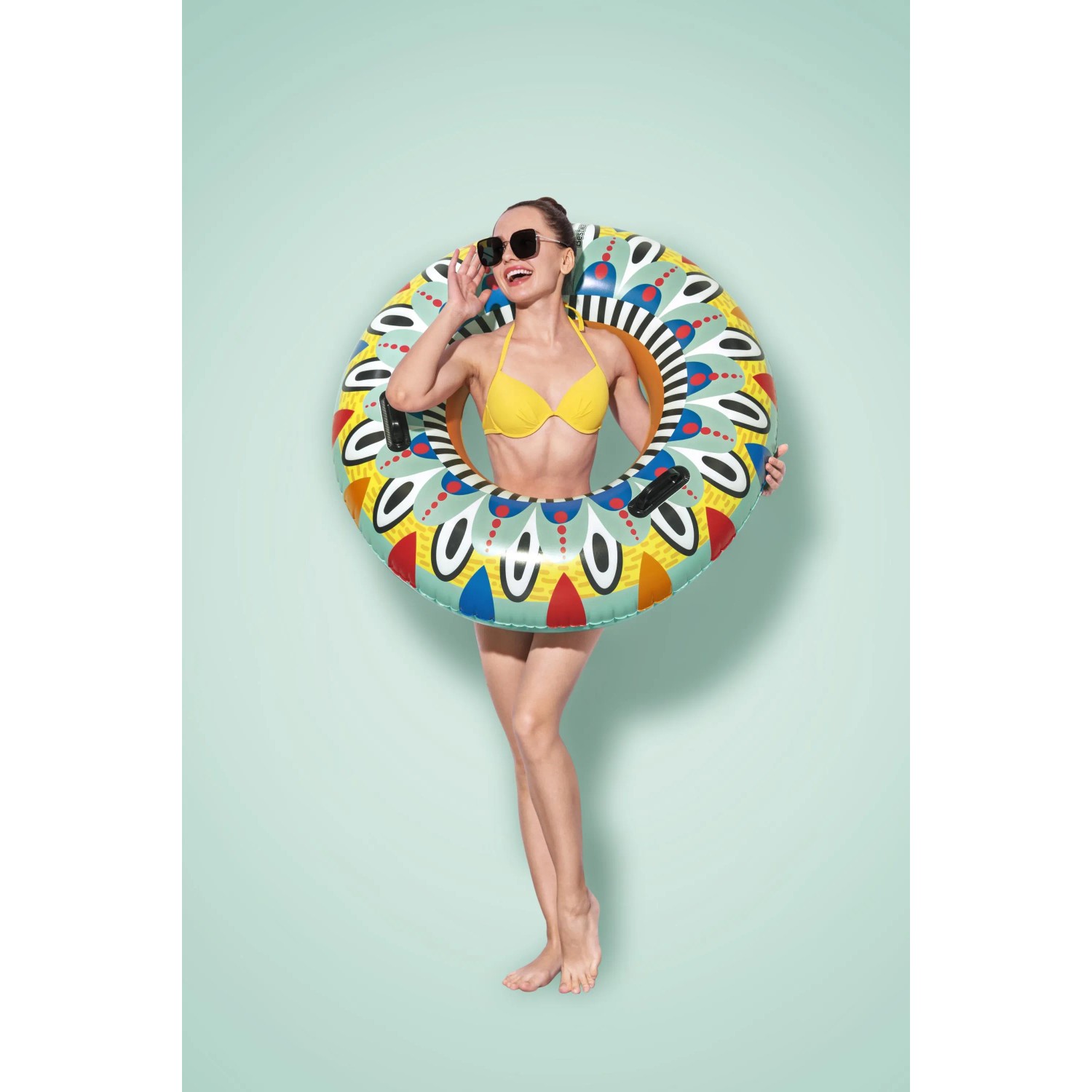 Frau mit Bestway Schwimmring Flirty Fiesta (Ø 94 cm) mit buntem Muster.