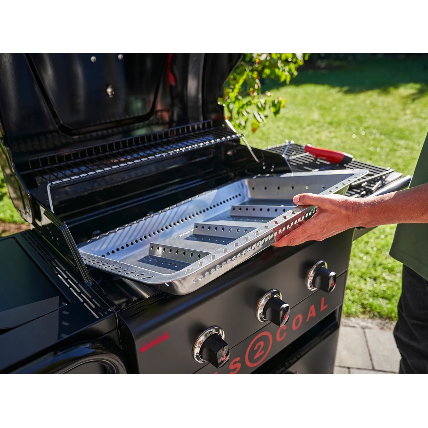 Char-Broil Gas2Coal Hybridgrill mit Kohleschale für Holzkohlebetrieb. Gasgrill mit 3 Brennern.