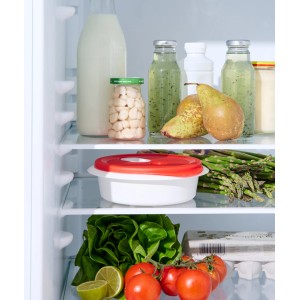 Rotho Mikrowellenteller Micro Clever Tief 1 l Papaya im Kühlschrank mit Lebensmitteln.