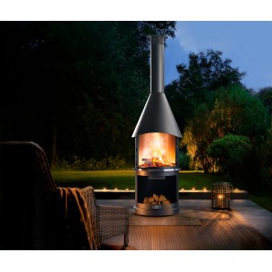 Buschbeck Gartengrillkamin Sydney Dunkelgrau mit Feuerstelle und Holzscheiten.