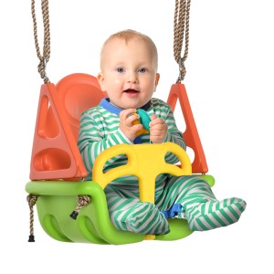 Fröhliches Baby in bunter Outsunny 3-in-1 Schaukel mit verstellbaren Seilen.