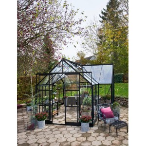 Schwarzes Halls Gewächshaus GardenRoom Set 12,9 m² mit Fundamentrahmen im Garten.