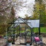Schwarzes Halls Gewächshaus GardenRoom Set 12,9 m² mit Fundamentrahmen im Garten.