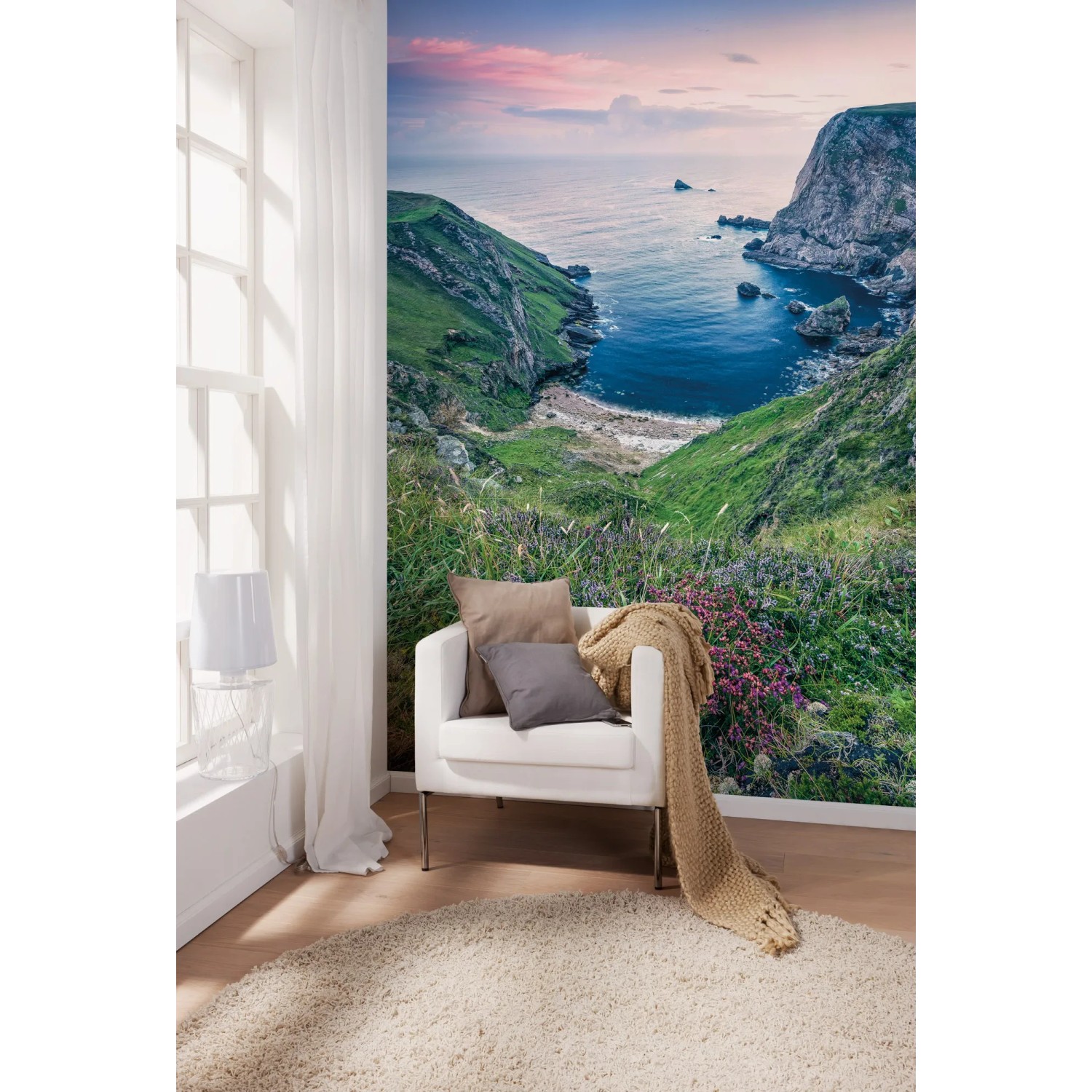Komar Vlies Fototapete The Blue Bay (200x250 cm) mit Küstenmotiv im Wohnraum.