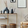 Beige Wandverkleidung in Holzoptik von Grosfillex, Teil einer stilvollen Raumgestaltung.