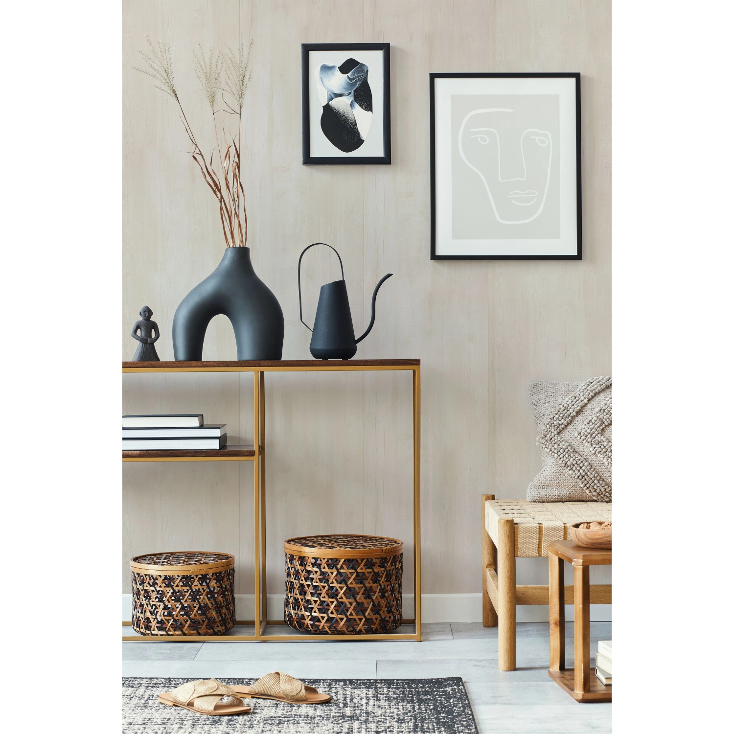 Beige Wandverkleidung in Holzoptik von Grosfillex, Teil einer stilvollen Raumgestaltung.