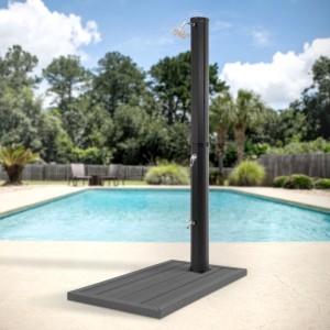 Schwarze ML-Design Solardusche mit Fußdusche und Bodenplatte vor Pool.