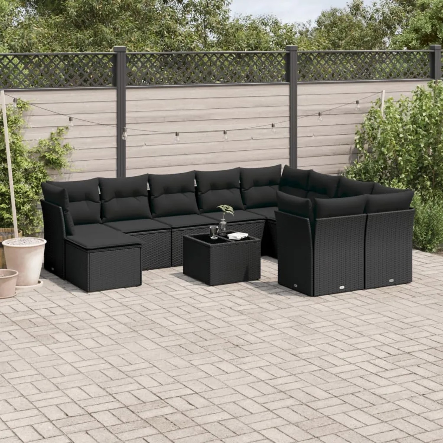 Schwarze 10-tlg. vidaXL Garten-Sofagarnitur aus Poly Rattan mit Kissen und Tisch.