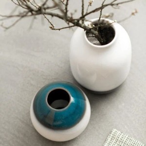 Zwei Vasen von like. by Villeroy & Boch Lave Home. Eine blau, eine weiß. Dekorative Wohnaccessoires.