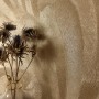 Goldene Vliestapete mit strukturiertem Palmenblatt-Muster. Luxuriöse, dekorative Tapete für Wohnzimmer.
