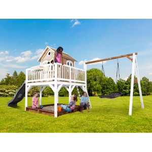 Axi Liam Spielhaus mit Roxy Nestschaukel, braun-weiß mit grauer Rutsche und Sandkasten. Kinder spielen im Garten.