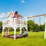 Axi Liam Spielhaus mit Roxy Nestschaukel, braun-weiß mit grauer Rutsche und Sandkasten. Kinder spielen im Garten.
