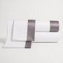 Weißes Einzelbett Bettwäsche-Set aus 100% Baumwolle mit eleganter dunkelgrauer Satin-Bordüre, gefaltet.