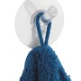 Transparenter Wenko Static-Loc Haken mit blauem Handtuch. Handtuchhalter zur Wandmontage ohne Bohren.