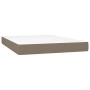Boxspringbett Taupe 140x190 cm mit Matratze. Stoffbezug, weißer Topper.