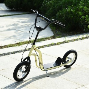 Cremefarbener HOMCOM Kinderroller mit Luftreifen, schwarzem Lenker und Trittbrett auf gepflastertem Weg.