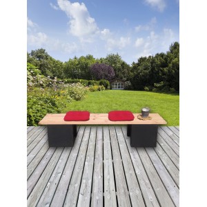 Anthrazitfarbener Beton U-Stein als Bank mit roten Kissen im Garten.