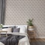 Beige Vliestapete mit 3D-Effekt, geometrischem Muster und Glitzer in einem Schlafzimmer.