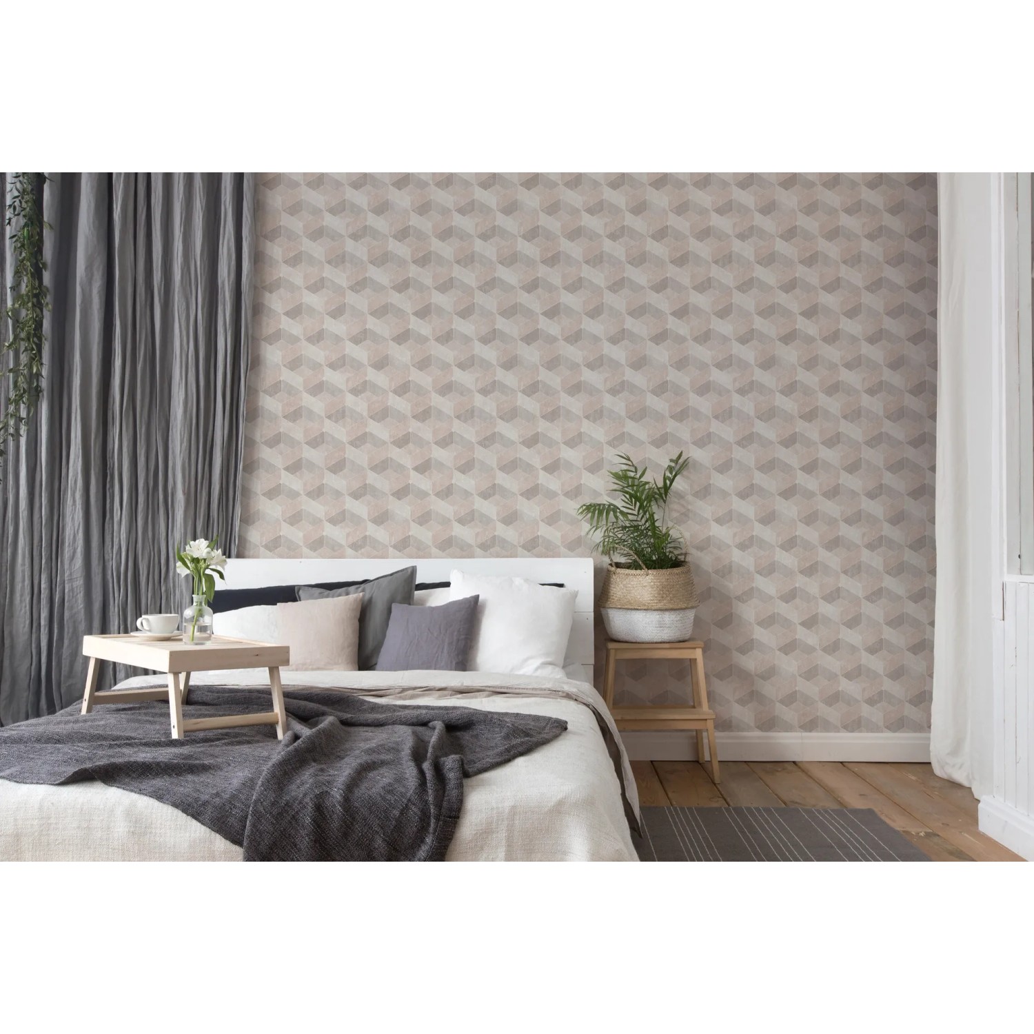 Beige Vliestapete mit 3D-Effekt, geometrischem Muster und Glitzer in einem Schlafzimmer.