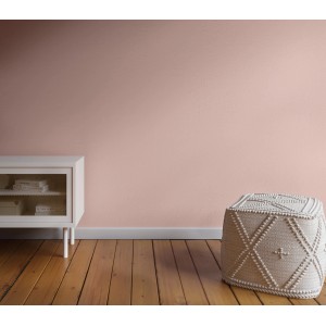 Wand in Ole Quarzrosa (CREATE! by OBI Lieblingsfarben) mit Möbeln und Pouf auf Holzboden.