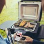 Severin Standgrill PG 8139 mit App-Steuerung, Grillgut und Zubehör auf dem Grillrost.