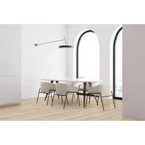 Heller Raum mit Click-Vinylboden Comfort Silves Eiche und Esstisch mit Stühlen.