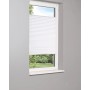 Weißes Tageslicht-Spannplissee Valeria 60x130 cm am Fenster montiert.