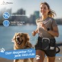Frau joggt mit Hund an Petsation Joggingleine mit Bauchgurt und Hüfttasche.