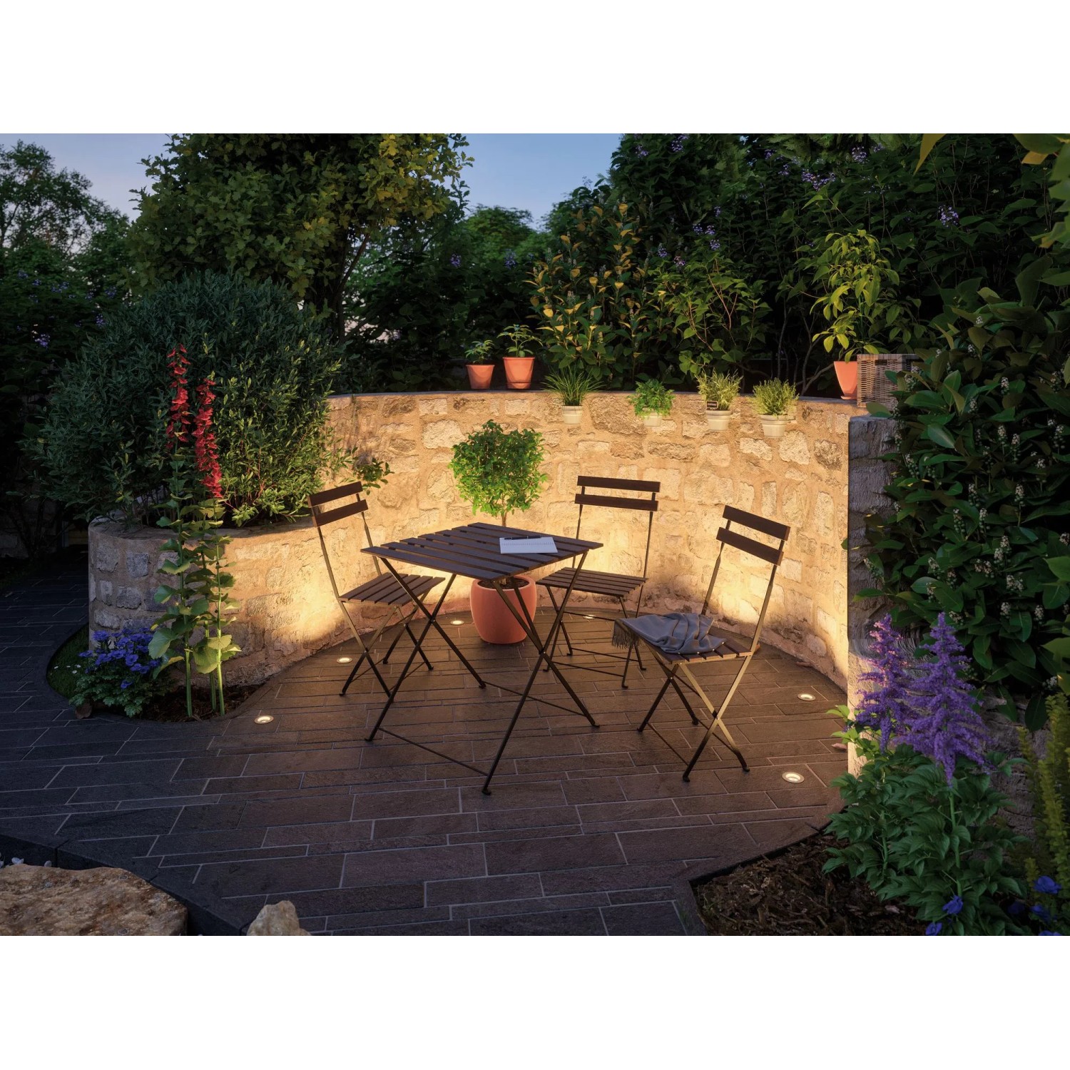 Paulmann Plug & Shine Bodeneinbauleuchte Floor Mini im Garten, warmweißes Licht.