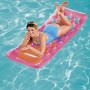 Frau auf rosa Bestway Luftmatratze (177x63 cm) mit Fenster im Pool.