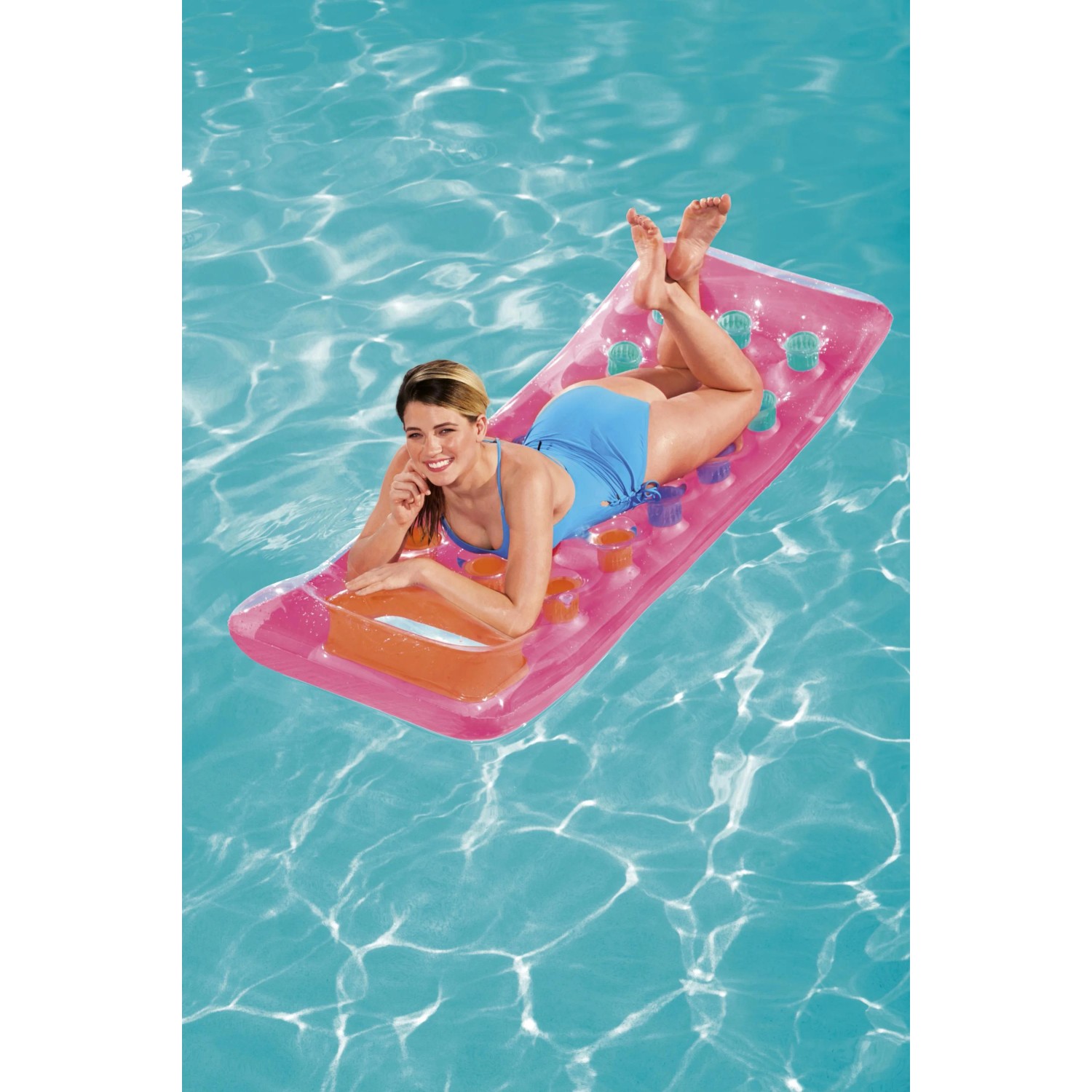 Frau auf rosa Bestway Luftmatratze (177x63 cm) mit Fenster im Pool.
