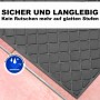 Robuste schwarze Gummi Stufenmatte mit Karomuster auf Fliesen. Bietet Anti-Rutsch-Schutz und Trittsicherheit für Outdoor Treppen.