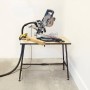 Rikta Klappwerkbank mit montierter Säge, Holz und Handschuhen. Ideal für flexible Arbeitsplätze.