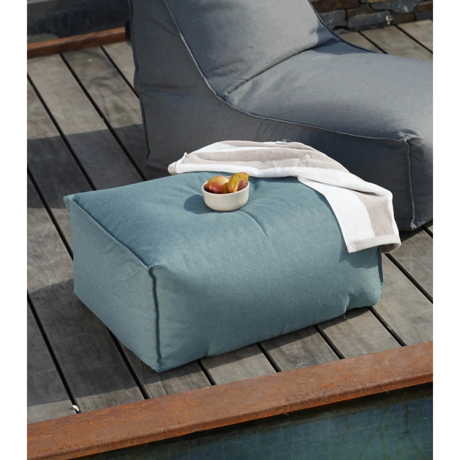 Himmelblauer mokebo Outdoor Pouf als Sitzhocker/Fußhocker für Balkon und Garten.