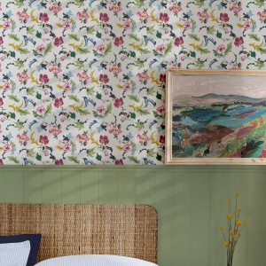 Bunte Joules Vliestapete Cambridge Painted Floral mit Blumenmuster im Schlafzimmer.