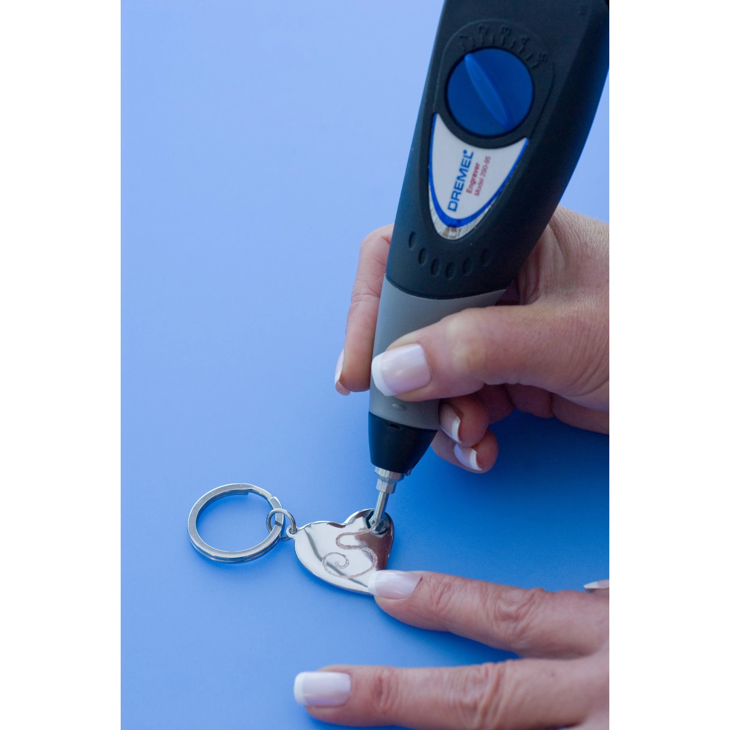 Dremel 290-3 Gravierer Hobby Edition in Nutzung: Gravieren eines Herz-Anhängers.