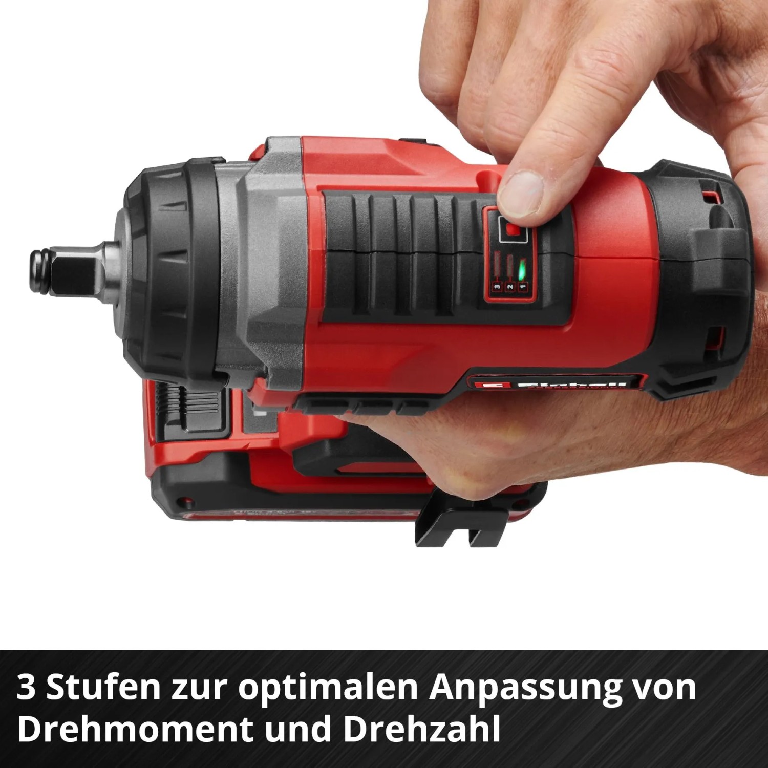Einhell Akku-Schlagschrauber Impaxxo 18/450 Solo in Rot/Schwarz mit Hand am Schalter.