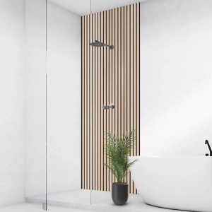 Walllux Duschrückwand in Holzoptik mit Streifenmuster im modernen Badezimmer.