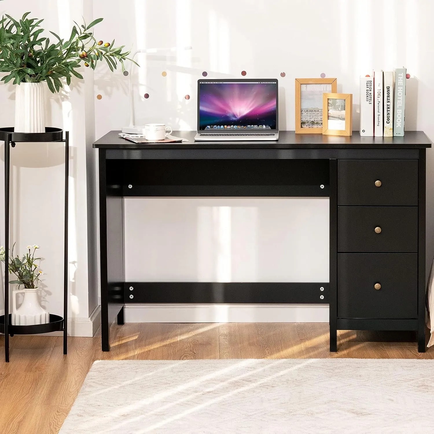 Schwarzer Costway Schreibtisch mit 3 Schubladen, 120x50x75 cm, für Büro oder Arbeitszimmer.