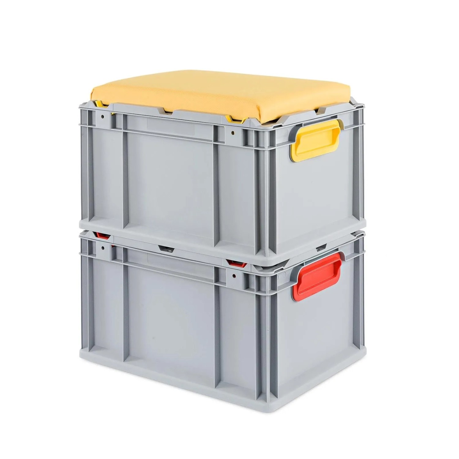 Gestapelte Eurobox NextGen Sitzboxen, grau, mit gelbem Sitzkissen und roten/gelben Griffen.