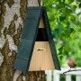 Dobar Nistkasten Vobu aus Holz mit grünem Spitzdach am Baum, Zaunkönig auf Ast. Ideal für den Garten.